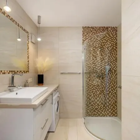 Ecru Inflancka Modern With Balcony Wwa47 * Warschau