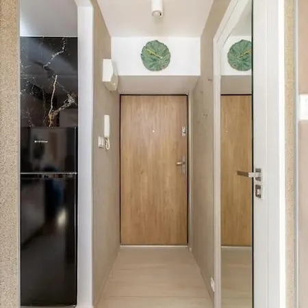 Ecru Inflancka Modern With Balcony Wwa47 아파트 *